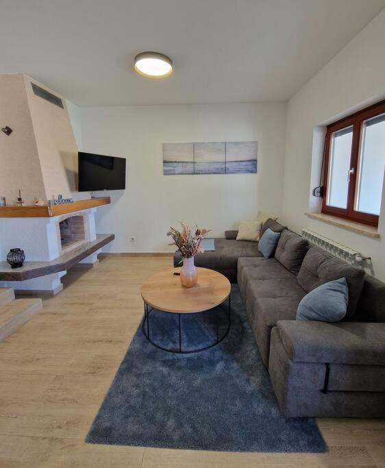 Villa Castanea - Kuca Za Odmor S Bazenom Kukci Экстерьер фото
