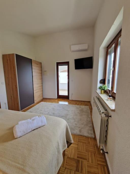 Villa Castanea - Kuca Za Odmor S Bazenom Kukci Экстерьер фото